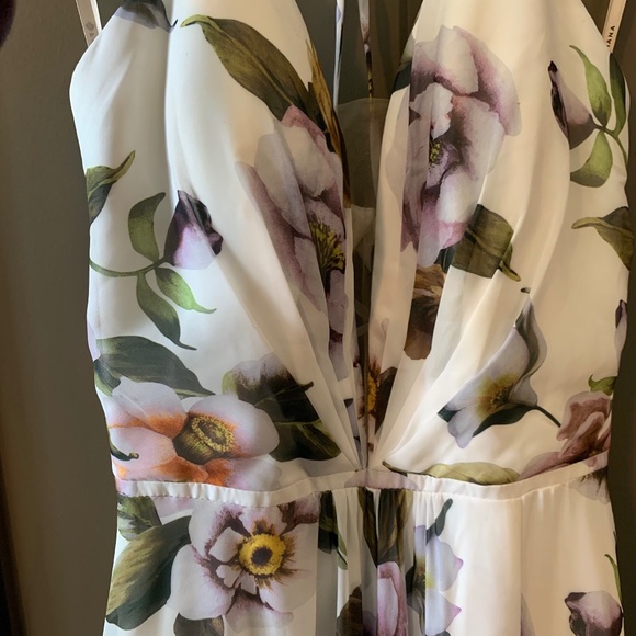 FAVIANA Wedding Guest DRESS - White Floral Plunging V-neck Dress Style 7946 - Picture 3 of 8